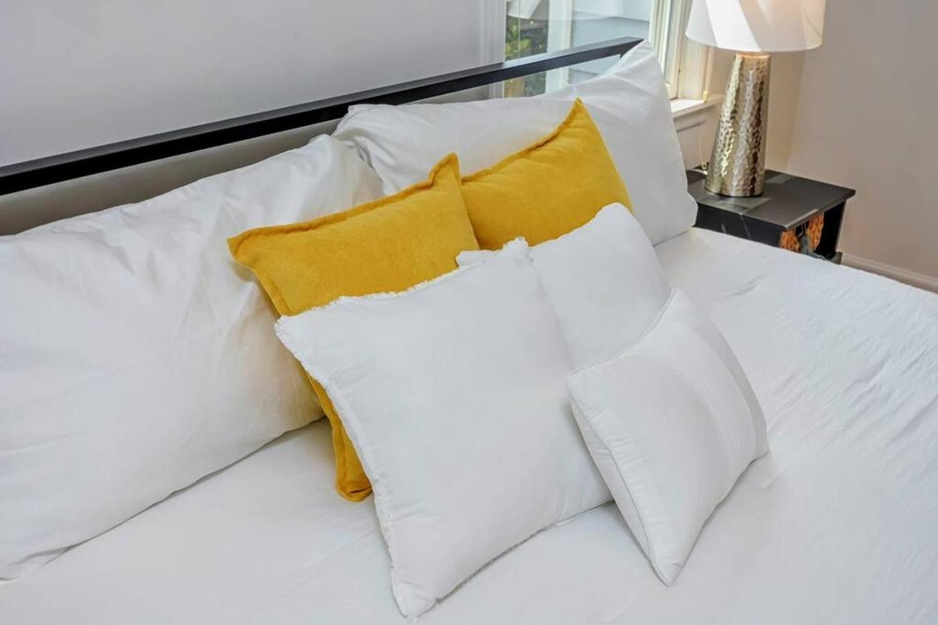Style Meets Comfort In Beautiful Design Ванкувер Екстер'єр фото